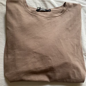 Brun tröja - En jättefin brun/beige tröja från Bikbok med en liten öppen rygg i storlek XS🤎