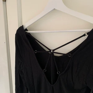 Tröja med snygg rygg  - Svart tröja med snygg rygg. Storlek L tror jag med passar S också. Köpte står för eventuell frakt ❤️❤️❤️