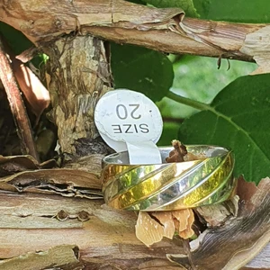 Guld och silver ring av rostfritt stål - Guld och silver ring av rostfritt stål, storlek 20, diameter 18mm, den färgar inte av eller gör dina fingrar gröna eftersom de är gord av stål.