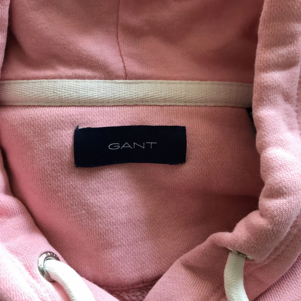 En rosa GANT hoodie. Tröjan är använd ca 2 gånger och är därav i mycket bra skick. Den är köpt för ca 1000kr💕 ( priset kan diskuteras ). Hoodies.