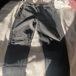 svarta jeans  - sällan använda och väldigt sköna 