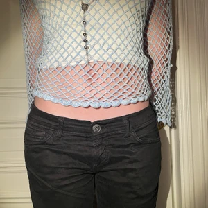 Lågmidhade svarta replay jeans - Jättesköna och fina replay jeans med fina detaljer. Jag är runt 170 och skulle säga att längden är perfekt 