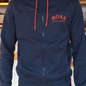 Boss tröja/sällsynt - 10/10 skick säljs för 700 kan gå ner vid snabb affär byten funkar också 