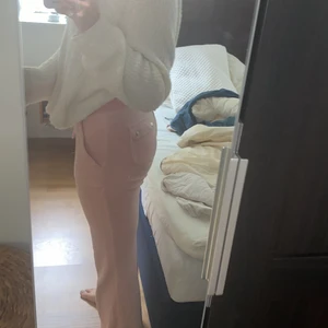 Juicy couture byxor storlek s❤️ - Vill gärna byta dessa mot ett par svarta eller gråa💕 Annars säljer jag de för ett ganska högt pris💕 Använt några gånger it jätte många gånger💕 Köpt av en här på Plick💕 Det ska va en fläck nånstans men den syns it💕