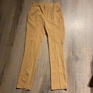 Beige kostymbyxor - Säljer dessa beigea kostymbyxor med slits nertill från Vero Moda. Strl S. Använda endast en gång, så de är i nyskick. Kontakta mig vid intresse eller frågor💕💕