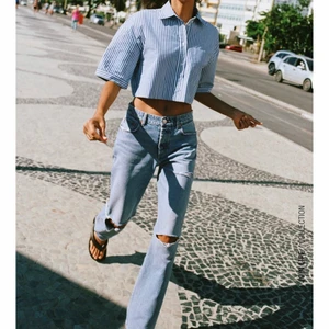 Zara jeans - Funderar på att sälja dessa medelhöga jeans från zara i storlek 32. Har 32-34 och de passar mig, köpta för 399 kr🧚🏻‍♂️🌈✨💓 de är slutsålda i de flesta storlekarna. vid flera intresserade så blir det budgivning 🥰 (knappt använda)