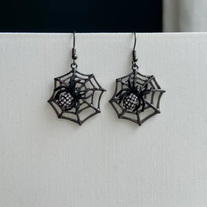 spindel örhängen - ett par fräcka spindelvävsörhängen. aldrig använda