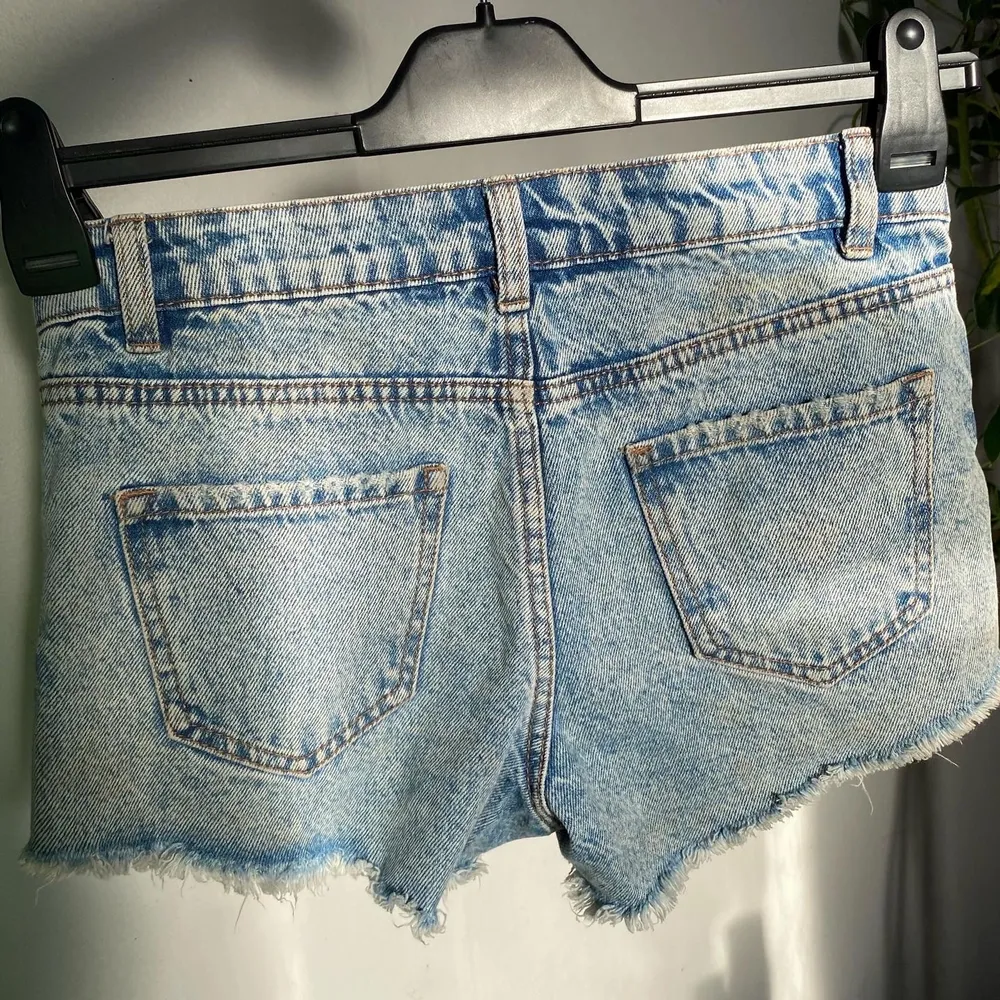 Jeansshorts från New Look perfekta till varma sommardagar! EU 34 pris 50 kr + frakt (originalpris 205 kr) normal i storlek och i passform . Shorts.