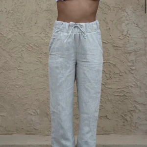 Adsgn linne byxor i beige - Adsgn linne byxor i beige, storlek M. Säljer då jag köpte 2 styckna. Slutsålda på hemsidan. Jag är 1,69 och dom är perfekta i längden (jag på sista 2 bilderna). Högsta bud vinner, skriv till mig för att buda. (OBS, jag har storlek s på bilderna men kan skicka privat om du vill se hur M sitter)