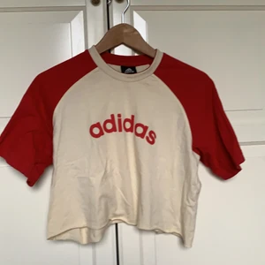 Adidas - Croppad T-shirt från adidas, stl M. 40kr +frakt 