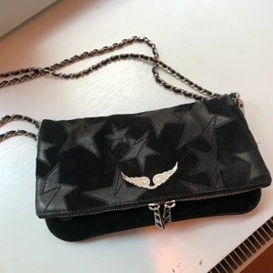 Zadig och Voltaire väska - Säljer en superfin väska från zadig & Voltaire. Köptes i julas för ca 4100 kr och är limited edition och går därför inte att köpa längre. Det finns äkhetsbevis och påse💕