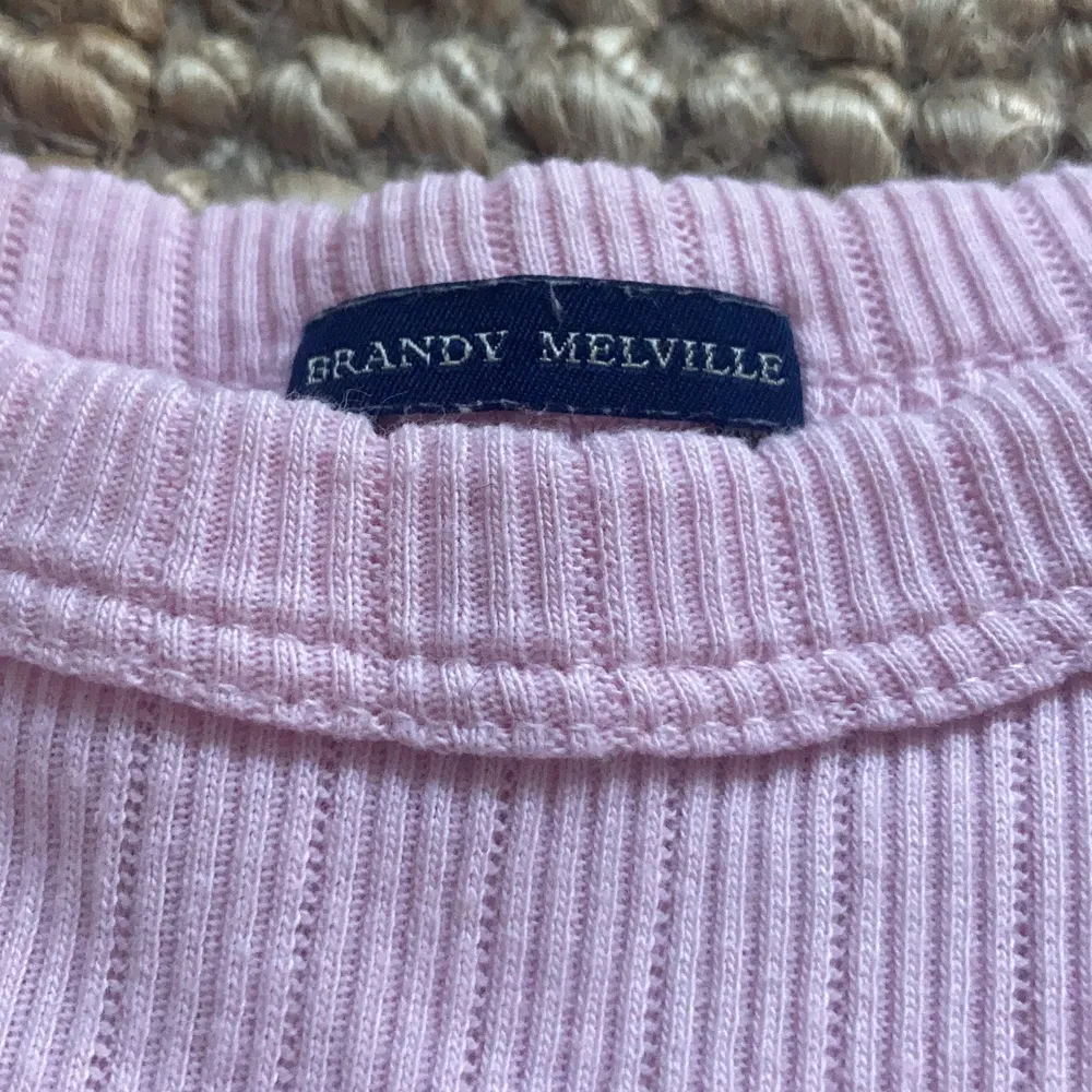 Supersöt cropped tshirt från märket ”brandy melville”. Den är i storlek one size, men jag skulle säga att den är mellan XS-S beroende på hur man vill att den ska sitta. För en tightare fit skulle den säkert passa dig med storlek M också🥰. Toppar.