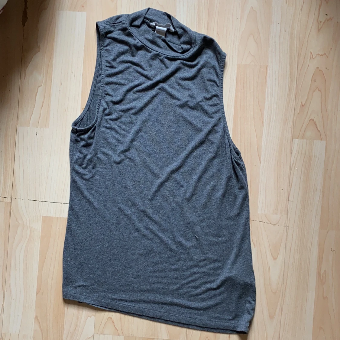 Två turtlenecks i grå och svart - 91