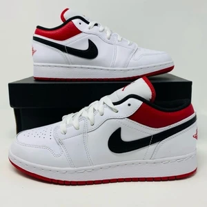 Jordan 1 Low White/Gym Red - Tjena! Nu säljer vi dessa superfräscha Jordan 1 Low White/gym red som är de perfekta sneakersen till sommaren. De är helt nya från butik med kvitto, PM för mer info📩 STORLEK 38, kolla gärna våran profil för fina sneakers och tröjor!❤️