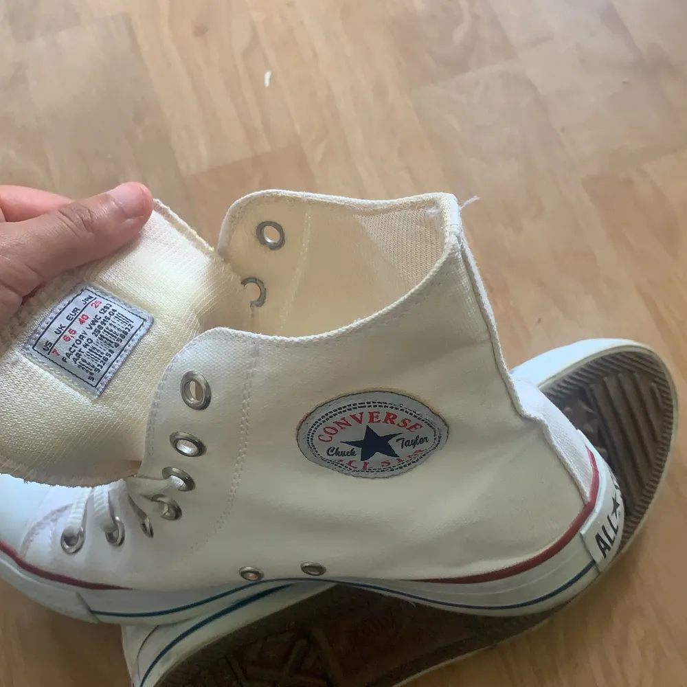 Säljer ett par helt nya converse i färgen vit använda 2 gånger för ja ej tyckte om skorna❤️❤️ köpta på zalando . Skor.