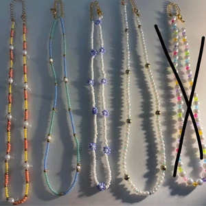 Egengjorde pärlhalsband  - Super fina pärlhalsband som passar till alla tillfällen. Ni får gärna köpa av de som redan är gjorde man kan även komma med förslag och få sin egen design. Priset varierar
