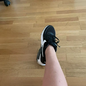 Air max skor stl 38-39 - Den passa fint på mig men jag köpte nya skor så nu säljer jag de, de är lite trånga men jag skulle säga stl 38-39
