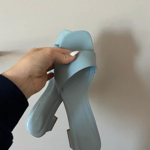 Blåa klackar  - Blåa klackskor i storlek 39. Endast använda en gång. Är som nyskick. Säljer pågrund av för många skor. Frakten ingår i priset 