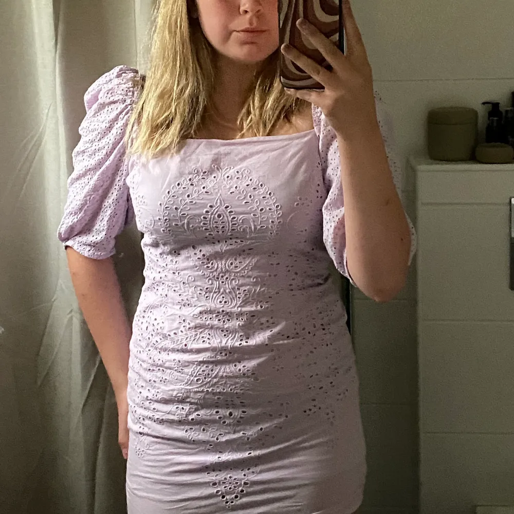 Köpte denna klänning för bara några månader sedan, den är i bra skick och är supersöt 🦋🌊💞😋 orginalpris: 299kr. Klänningar.
