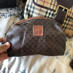 Celine Paris väska äkta  - Celine Paris vintage väska säljes till högsta erbjudande. Givetvis äkta. 