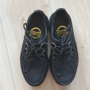 Creepers demonia skor - Aldrig använda bara testade. Pga förstora, köpta för ca 1-2 månader sedan. Dessa har den lilla "gömman" I sulan på båda fötterna. 