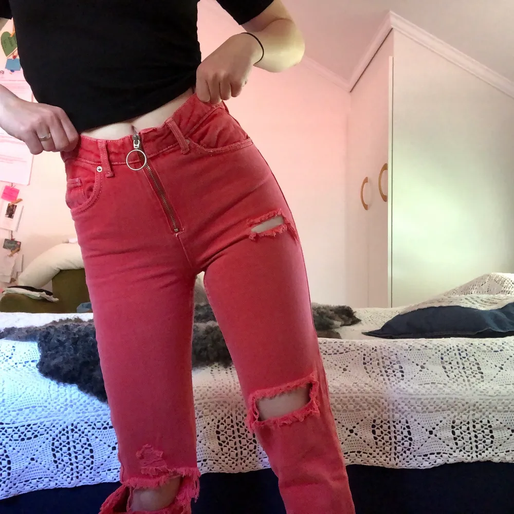 Röda mom-jeans med boyfriend vibe, vita sömmar och synlig dragkedja. Har hål på knäna och lite andra snygga slitningar. Mellanhög midja och lite stretchiga. Säljer pga inte min stil längre. Stl. 32 eller XXS. Kan passa en smal XS också. Frakt tillkommer 📦. Fråga gärna i DM!📮. Jeans & Byxor.