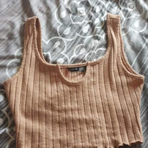 Crooptop från shein 40kr - En crooptop från shein jätte skön fast lite stor för mig! Den är i st S, köpare betsalar frakt! Den kostar 40kr