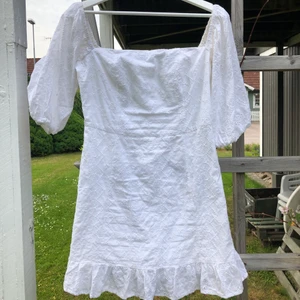 Sommarklänning från BikBok - Vit sommarklänning från BikBok strl 38. Köpt förra året använd som studentklänning och även på midsommar. Den har brun utan sol fläckar på insidan men det är inget som syns när den sitter på. 