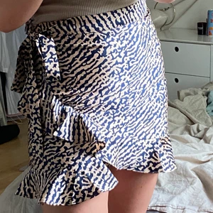 Kjol med volang - Kjol i svart/guldmönster typ zebraaktigt! Jättebra kvalite och knappt använd! Storlek 36. Betalning via swish och köpare står för frakt❤️‍🔥💞🌸💖