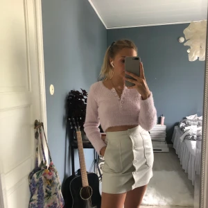 Cremevit kjol - Superfin kjol som tyvärr inte kommer till användning! Cremevit i ormskinnsimitation med knappar och fickor på framsidan. Storlek eu 32, från Lost Ink, petite-kollektion! Aldrig använd så lappar finns kvar🤎