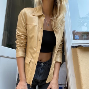 Vintage skinnjacka från MAX&Co - Superfin skinnjacka i jättegott skick från MAX&Co. Köpt vintage på Humana. Säljer då tyvärr lite liten för mig💔