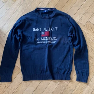 Stickad Gant sweatshirt  - Säljer ett stickad Gant sweatshirt, finns täcken på användningen. Den är urtvättad och lite sliten vid armhålorna (bild 3) kan sänka pris vid köp av flera plagg samtidigt 