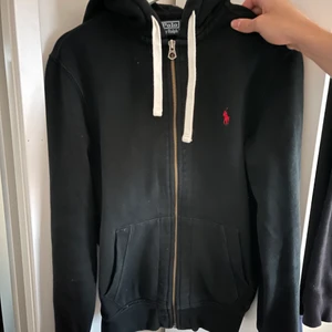 Hoodie - En svart Ralph Lauren zip hoodie i herr storlek S, tröjan är i fint skick. Köparen står för frakten! 💕