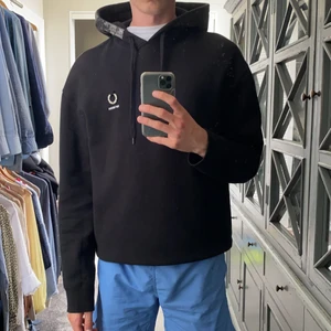 Raf Simons x fred Perry hoodie  - En av den coolaste hoodies jag ägt. Unik huva och en otroligt fet colab mellan raf simons och fred Perry. Köpt för runt 1600kr. Inga signs of wear. Storlek S men passar som en M/L