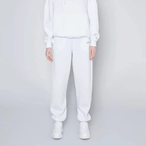 Vita mjukisbyxor LXA - Vita mjukisbyxor ifrån LXA (Linn Ahlborg)  Som ja aldrig använt och dem är i nyskick!☺️ Storlek:M  Nypris: 499 Köparen står för frakten 66kr