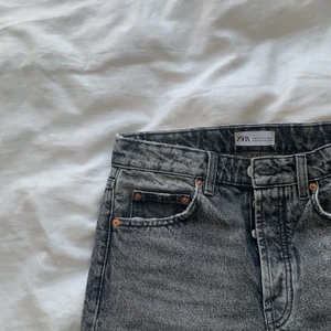 jeans - säljer ett par zara jeans med medelhög midja och knäppning fram med knappar, då de har blivit för små. Jättefin grå tvätt. Lite kortare i modellen vilket är jättefint nu till sommaren.