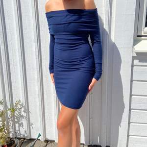 Superfin mörkblå klänning. En av mina favoriter men börjar bli för liten. Off shoulder som man själv kan fixa som man vill. 