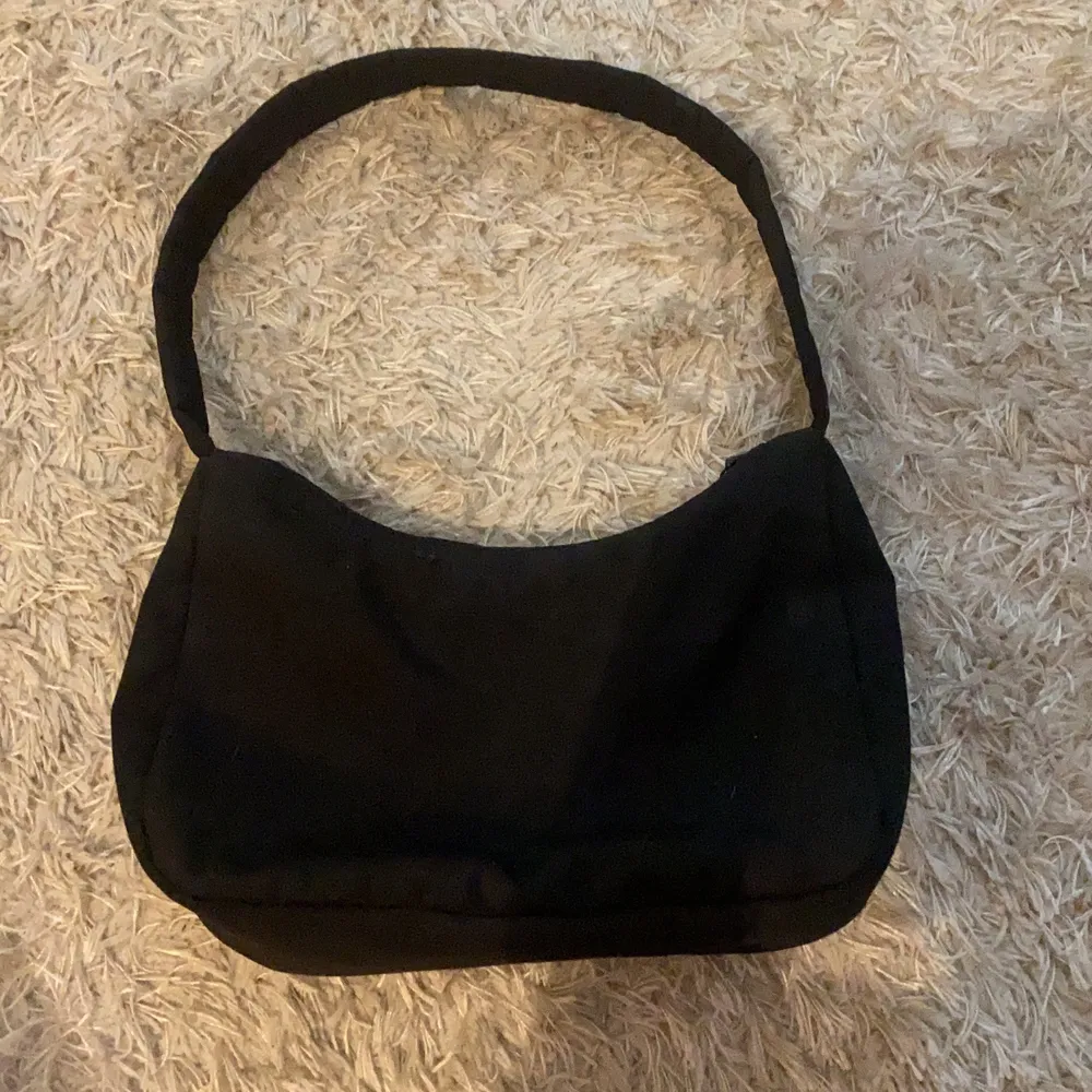 en jätte fin baguett bag som jag köpt från gina tricot förra sommaren. användes jätte mycket då men inte sliten alls! jätte fin men har ingen användning av den nu.. Väskor.