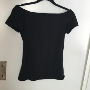 Off shoulder - Fin offshoulder från new yorker som används några gånger💞. Är i storlek XS men kan passa S.  Köptes för omkring 100kr men säljer den för 70kr 💞 