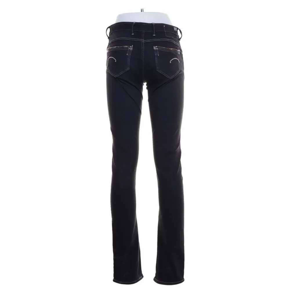 jättesnygga jeans i M, passar mig som är 175cm och oftast har storlek 26-28/34 i jeans. dem är lågmidjade!! skriv för bilder på💓💓. Jeans & Byxor.