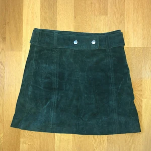 Grön mockakjol  - Grön mockakjol från zara, använd 1 gång och säljes pga för liten. Kan mötas upp i stockholm annars står köpare för frakt.