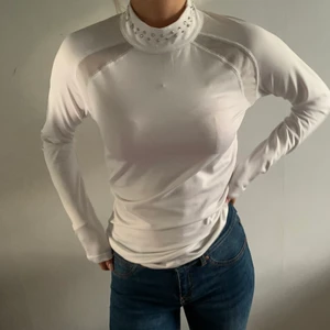 Tävlingströja för ridsport - Fin tävlingströja att ha under kavajen när man tävlar i ridning. Funkar bra inom både hoppning och dressyr mm. Använd fåtal gången och väl omhändertagen. Kan mötas upp i Göteborg annars betalar köparen frakten 