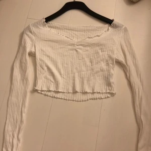 Vit topp strl S - Säljer denna superfina långärmade toppen då den inte kommit till användning. Köpt för 140kr  säljer för 60kr. Strl S :) 