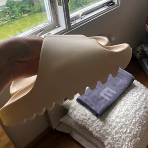 Slippers från StudioSoda - Råkade beställa fel storlek så säljer pga för små. Riktigt snygga tofflor. De ska vara storlek 35 men jag som har 38 i vanliga fall skulle nog behöva gå upp en eller två storlekar bara. Så runt en 36a snarare. Buda i kommentarerna. 