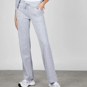 juicy couture  - säljer dessa sjukt snygga juicy couture byxorna som tyvärr har blivit för små för mig😩😩 har haft dem 1-2 gånger så dem är perfekta. Storlek S