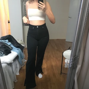 Svarta raka jeans med slits, Ida Carlsson x Madlady - Populära jeans från ida carlssons collection med Madlady som nu e slutsålda. Strlk 38 och endast använda 1 gång. Nypris 549kr säljer för 250kr + frakt. 