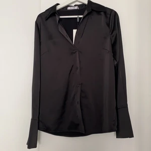 Oanvänd satin skjorta  - Frakt tillkommer 66kr