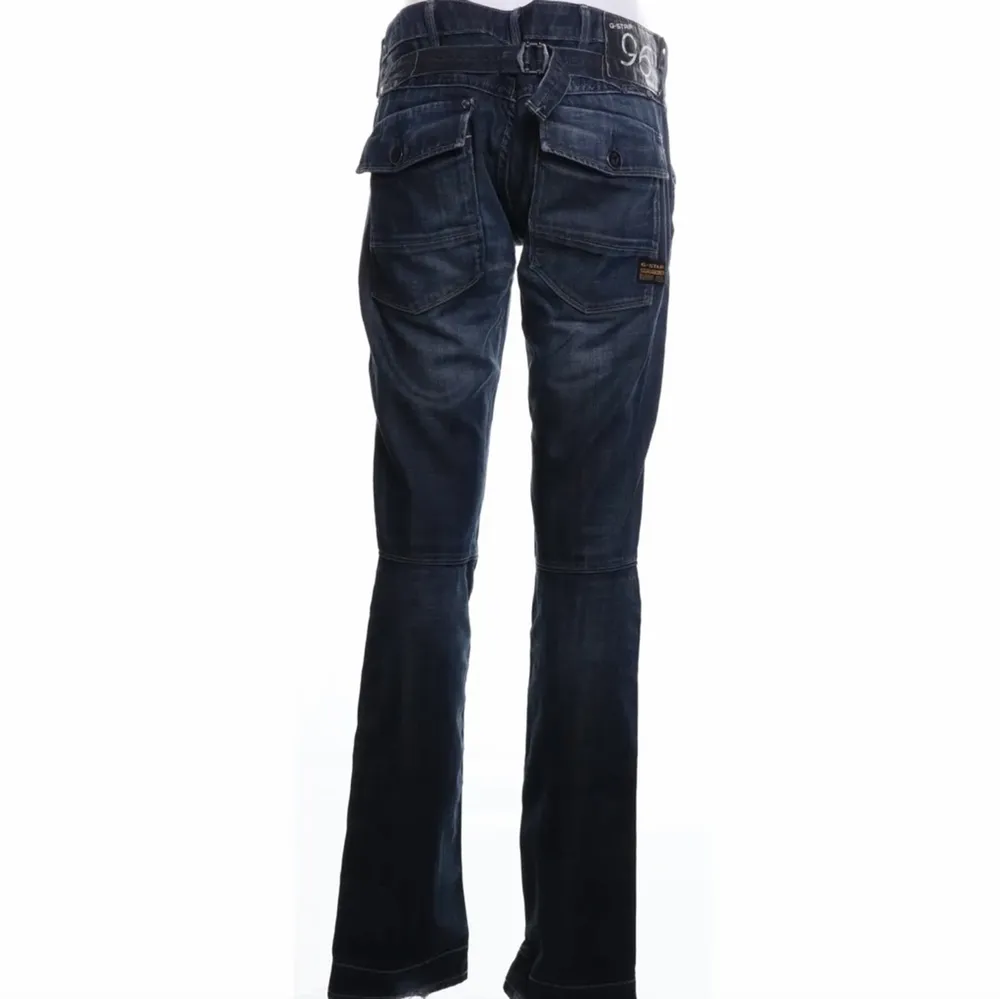 Balla jeans med låg midja och snygga detaljer bakpå💓 lite för små för mig så det är därför jag säljer dem;(✨ kan mötas upp annars står köparen för frakt. Jeans & Byxor.