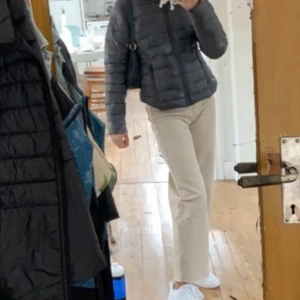 Beiga jeans - Har ngn liten fläck som nt går bort av typ bläck eller ngt, ny pris 300 säljer för 60 pga ganska använda. DE ser fortfarande bra ut, fin passform och stor i storlek där av xxs.