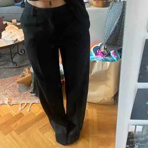 Filippa K kostym byxor - Super fina Filippa K kostym byxor som sitter helt perfekta! Säljer pågrund av att jag behöver pengar!! Köpare står för frakt. Är 163 lång och dom sitter lite för långa på mig och är mid wast fast har en väldigt kort midja så dom är lite högre på mig än vad dom är på mina kompisar t.ex. köpt för 1500kr och använt två gånger!❤️